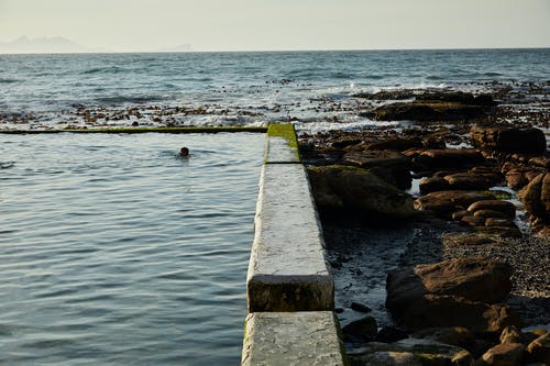 海上的棕色木码头 · 免费素材图片