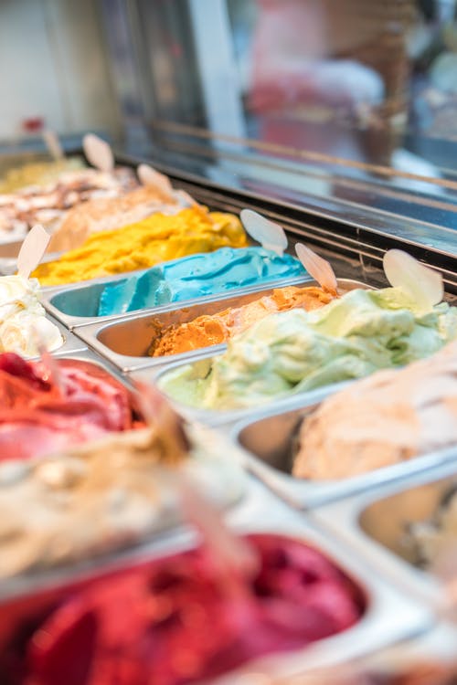 展示架选择性聚焦摄影中的什锦口味冰淇淋 · 免费素材图片