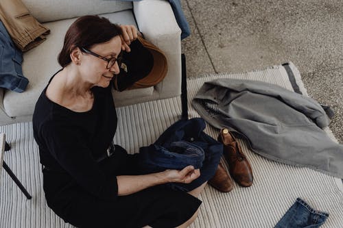 有关哀思, 地板, 坐的免费素材图片