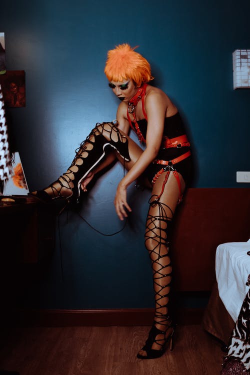 奢华女人穿着橙色假发绑大腿高鞋 · 免费素材图片