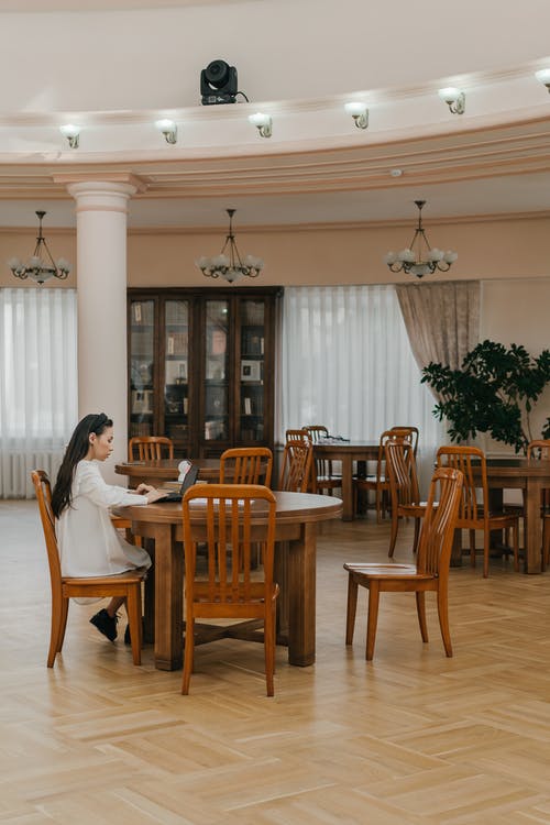 有关坐, 垂直拍摄, 女人的免费素材图片