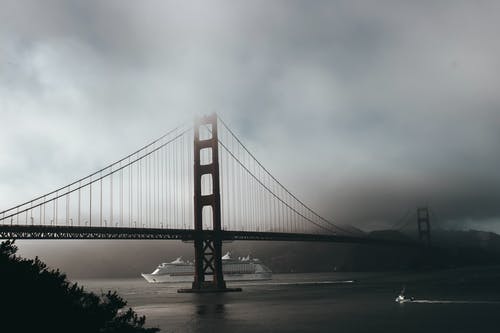 灰度摄影中的金门大桥 · 免费素材图片