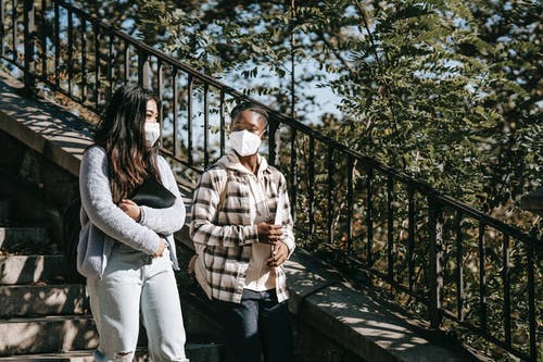 男人和女人站在桥上 · 免费素材图片