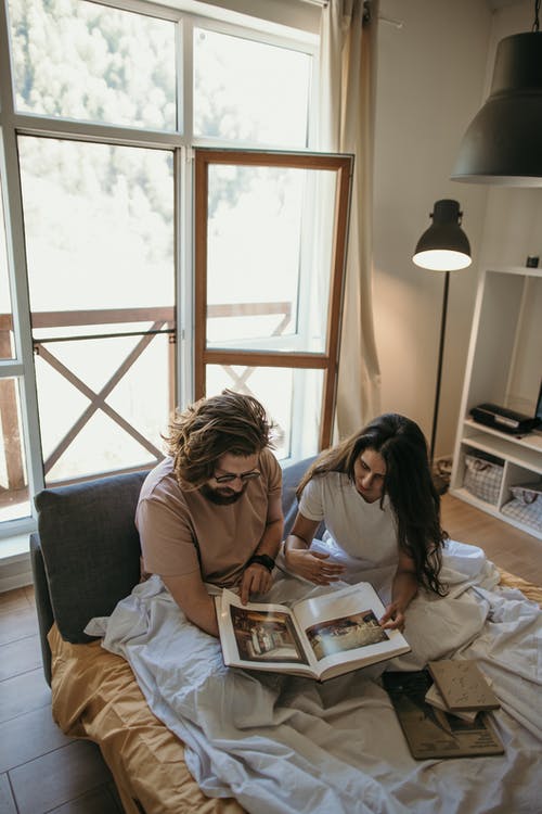 有关一对, 卧床休息, 呆在家里的免费素材图片