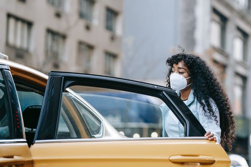 白衬衫驾驶汽车的女人 · 免费素材图片