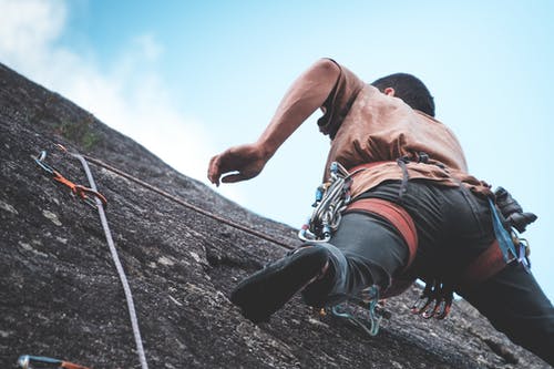 无法识别登山者爬上悬崖 · 免费素材图片