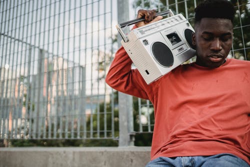 在公园的音箱的黑人男子 · 免费素材图片