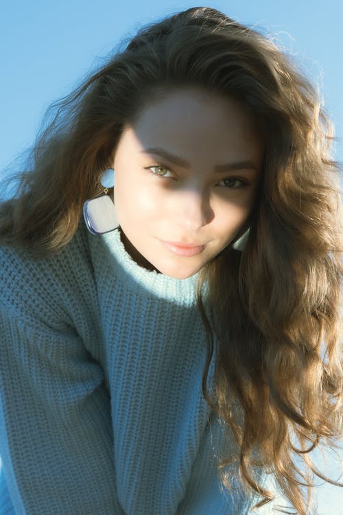 蓝色和白色格仔的恤衫的女人 · 免费素材图片