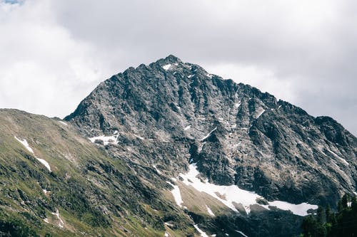 灰色和绿色的山 · 免费素材图片