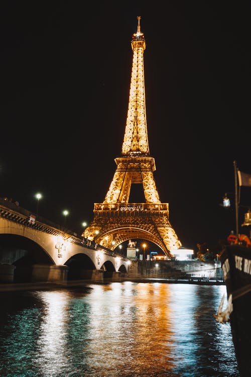 埃菲尔铁塔的夜间低角度拍摄 · 免费素材图片