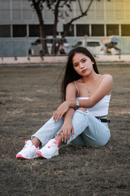 有关在地上, 坐下, 垂直拍摄的免费素材图片