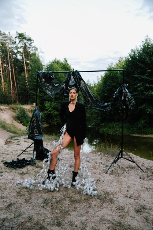 有关垂直拍摄, 垃圾, 女人的免费素材图片