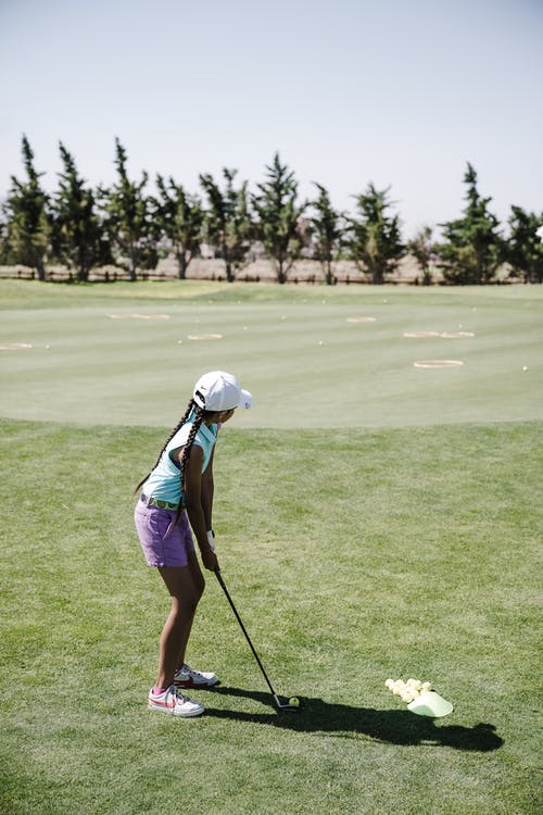 打高尔夫球的女孩 · 免费素材图片