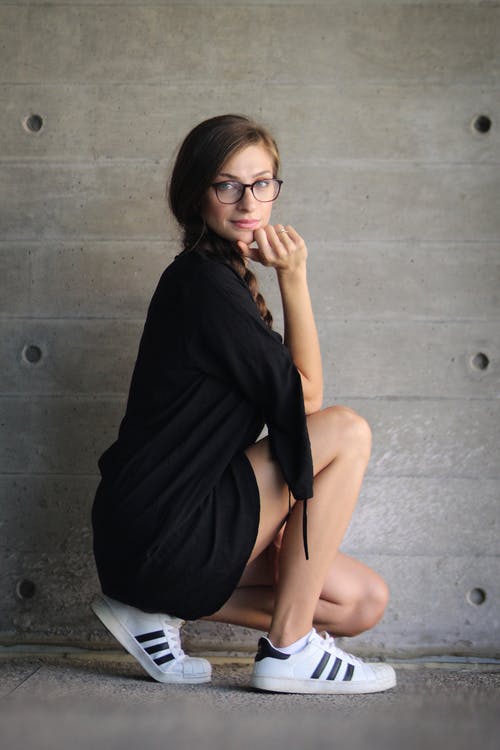 女人穿着黑色连衣裙 · 免费素材图片