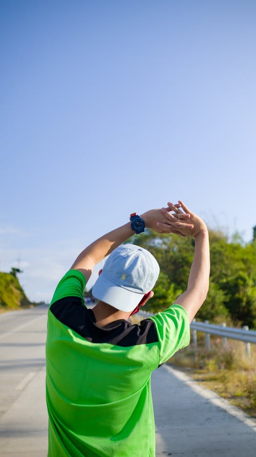有关举起手臂, 人, 伸展的免费素材图片
