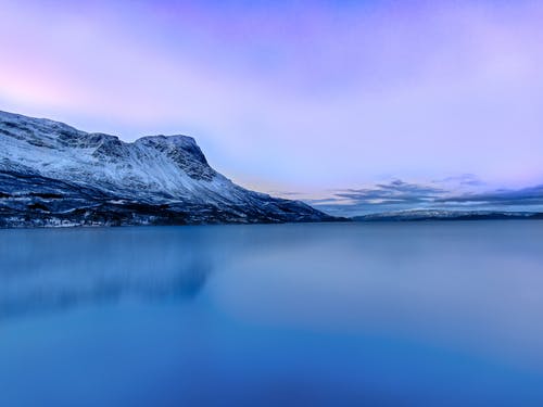 湖附近积雪的山 · 免费素材图片