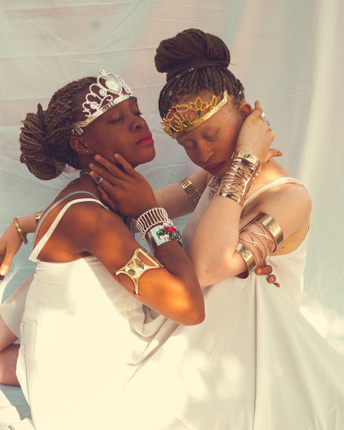 穿银色头饰的白色无袖连衣裙的女人 · 免费素材图片