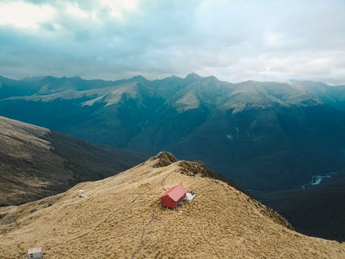 一座山上的红房子的鸟瞰图 · 免费素材图片