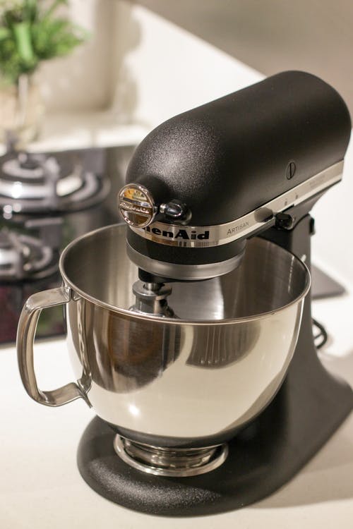 白色表面上的黑色和银色kitchenaid立式搅拌机 · 免费素材图片