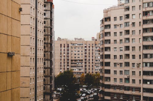 有关人行道, 住宅楼, 公寓建筑的免费素材图片