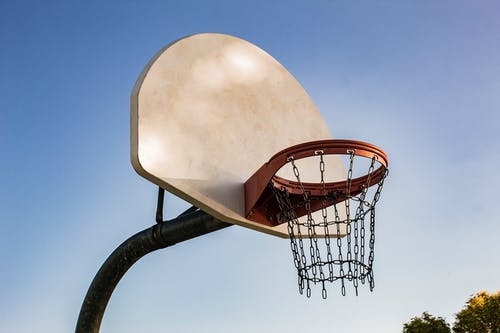 篮球筐在湛蓝的天空下 · 免费素材图片