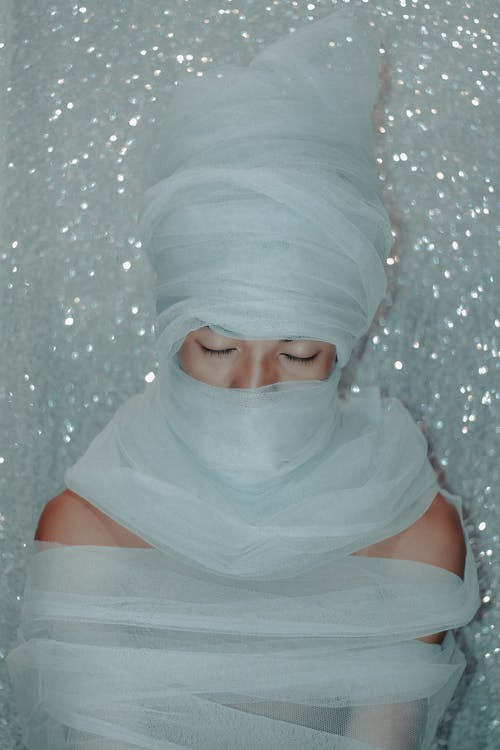 站在白墙附近的白头巾的女人 · 免费素材图片