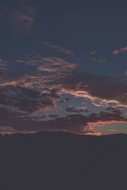 夕阳在蔚蓝的天空中的深红色的云 · 免费素材图片