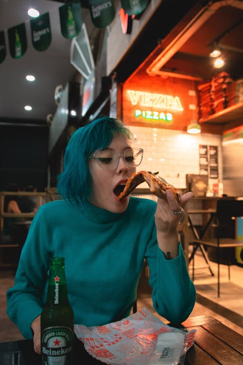 女人吃披萨 · 免费素材图片