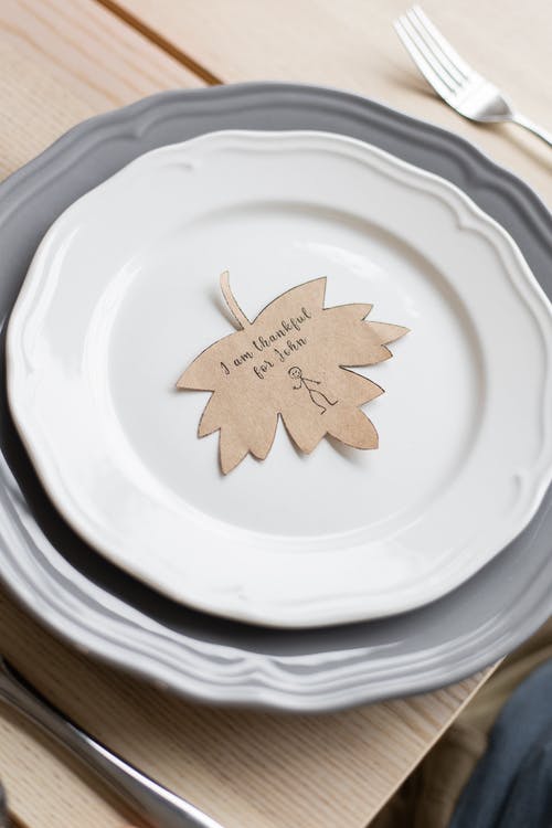 白色陶瓷板上的棕色星状饼干 · 免费素材图片