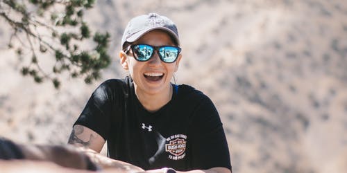 有关休闲服装, 喜悦, 坐的免费素材图片