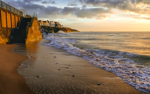 海滨附近的白色高层城市建筑 · 免费素材图片