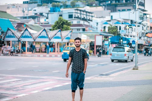 黑色圆领衬衫和蓝色裤子的男人 · 免费素材图片