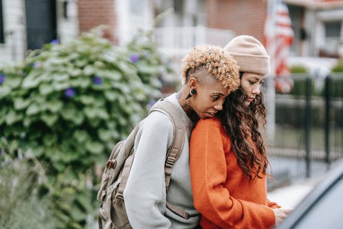 爱在街上拥抱的女同性恋女友 · 免费素材图片