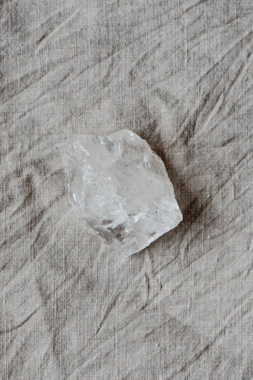 灰色纺织上的透明水晶 · 免费素材图片
