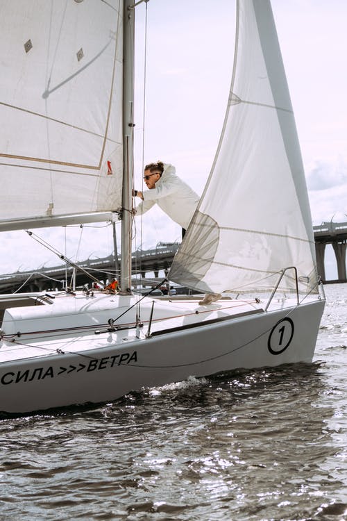 白色t恤和黑色帆船上的黑色裤子的男人 · 免费素材图片