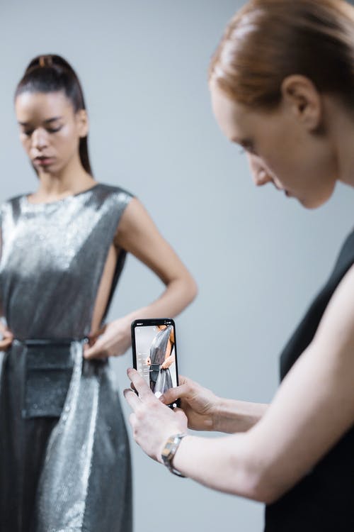 有关垂直拍摄, 女性, 拍照片的免费素材图片