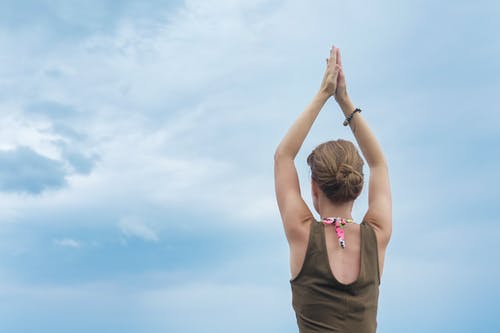 举起双手的棕色背心的女人 · 免费素材图片