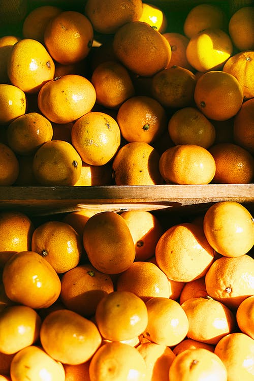 堆的橙色水果的照片 · 免费素材图片