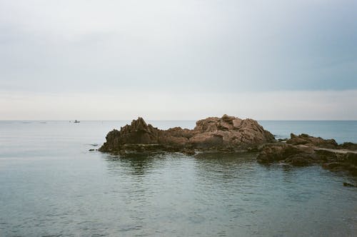 海边的岩层照片 · 免费素材图片