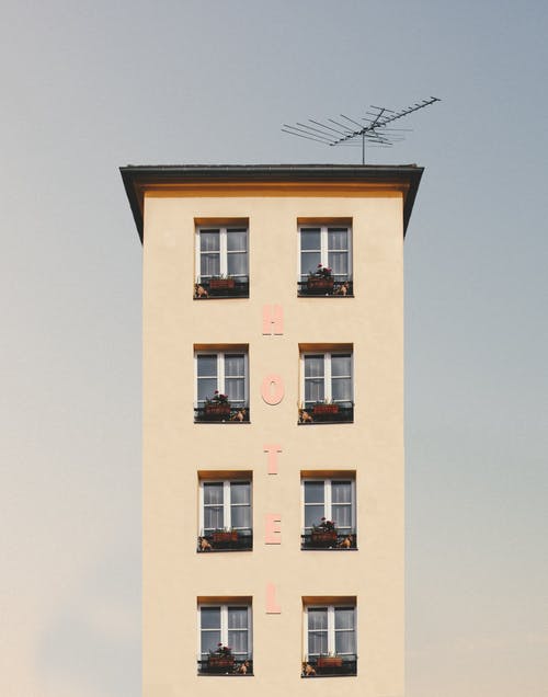 米色混凝土建筑的低角度摄影 · 免费素材图片