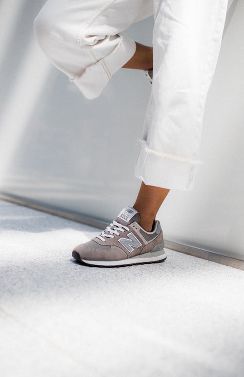 灰色new Balance运动鞋 · 免费素材图片