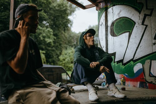 有关t恤, 坐, 涂鸦的免费素材图片