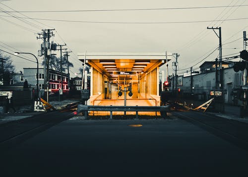 白云下的灰色房屋 · 免费素材图片