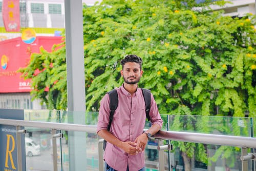 粉红色礼服衬衫的男人 · 免费素材图片