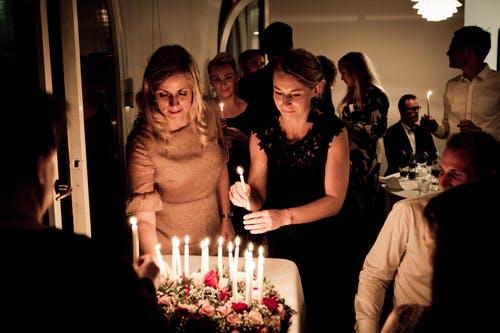 两个女人拿着蜡烛 · 免费素材图片