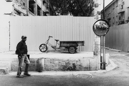 自行车旁的人的灰度照片 · 免费素材图片