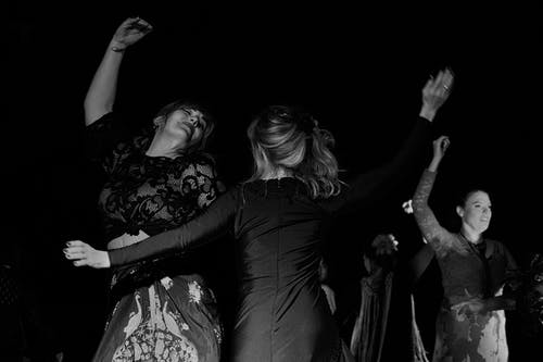 女人跳舞的灰度摄影 · 免费素材图片