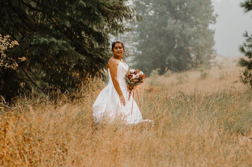 有关乾草场, 女人, 婚纱礼服的免费素材图片