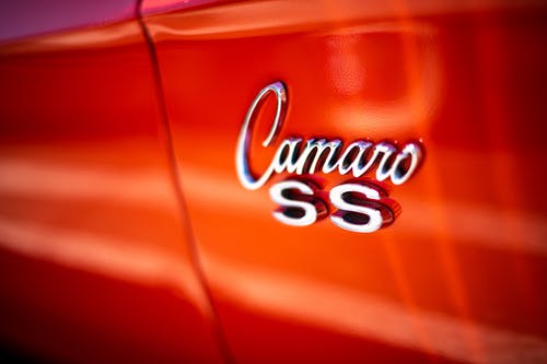 银色雪佛兰camaro标志 · 免费素材图片