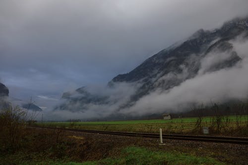 积雪的山与雾 · 免费素材图片